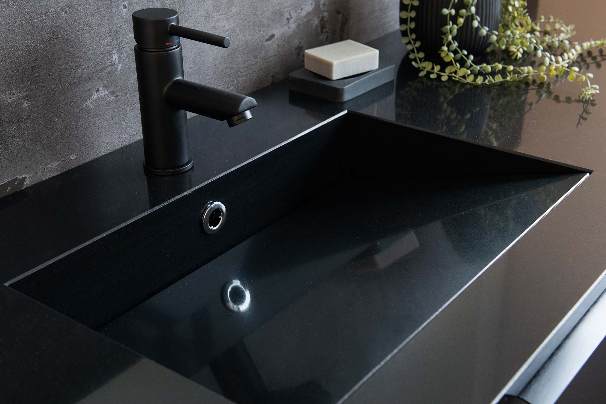 allaskaappi-custom-silestone